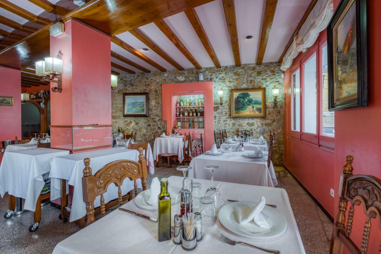 Hostal Restaurante El Roser L' Escala Exterior foto