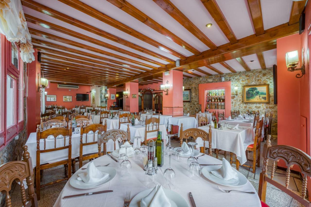 Hostal Restaurante El Roser L' Escala Exterior foto